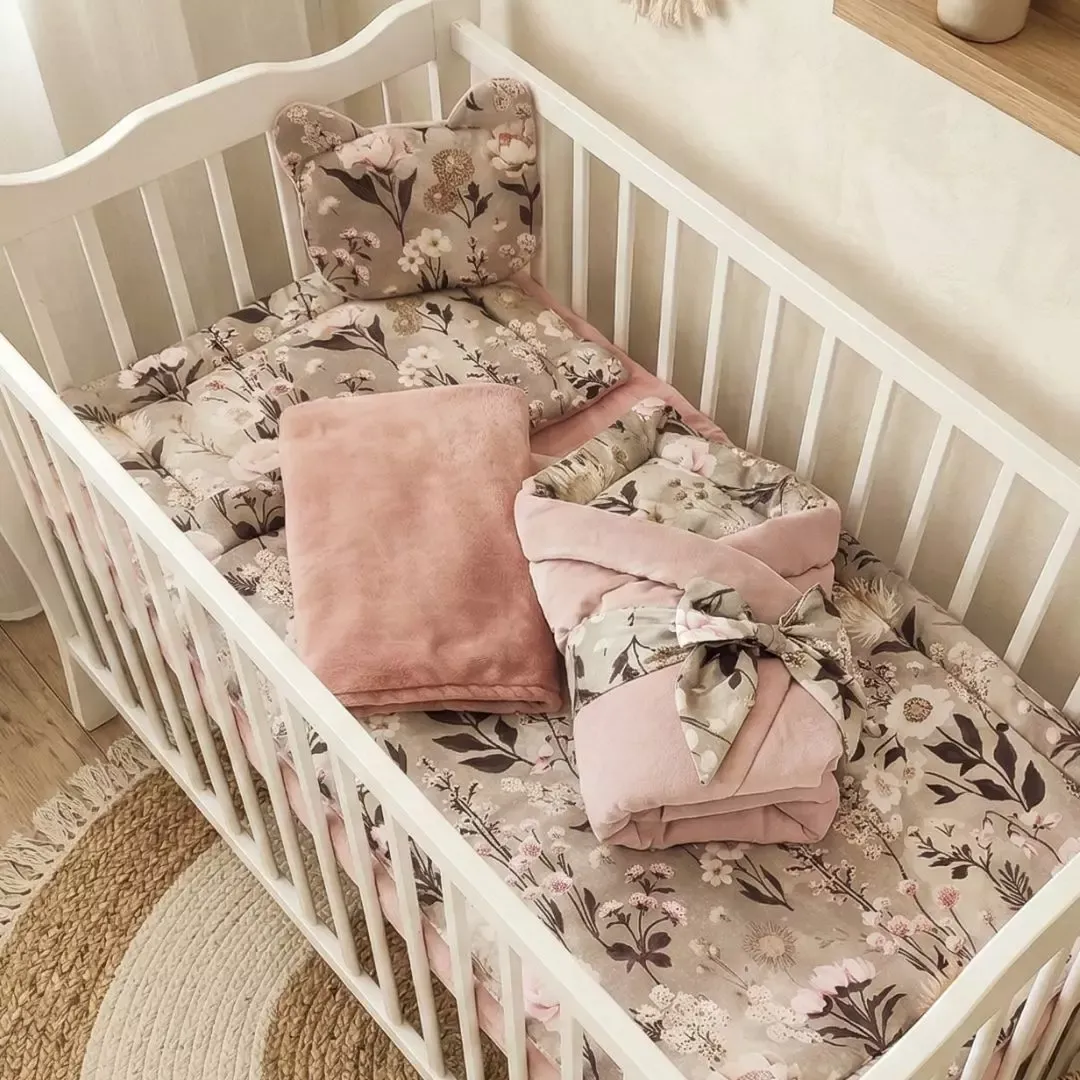 Wyprawka Retro Bloom w łóżeczku: pościel w akwarelowe kwiaty na szarobeżowym tle, różowy kocyk i rożek