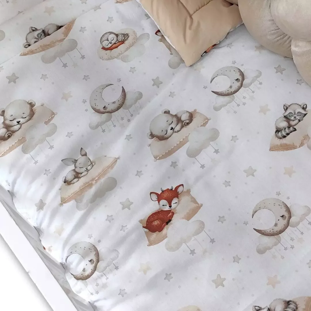 Zbliżenie bawełny Leśne Poduszkowe Sny: śpiące liski, misie i szopy na poduszkach wśród gwiazdek